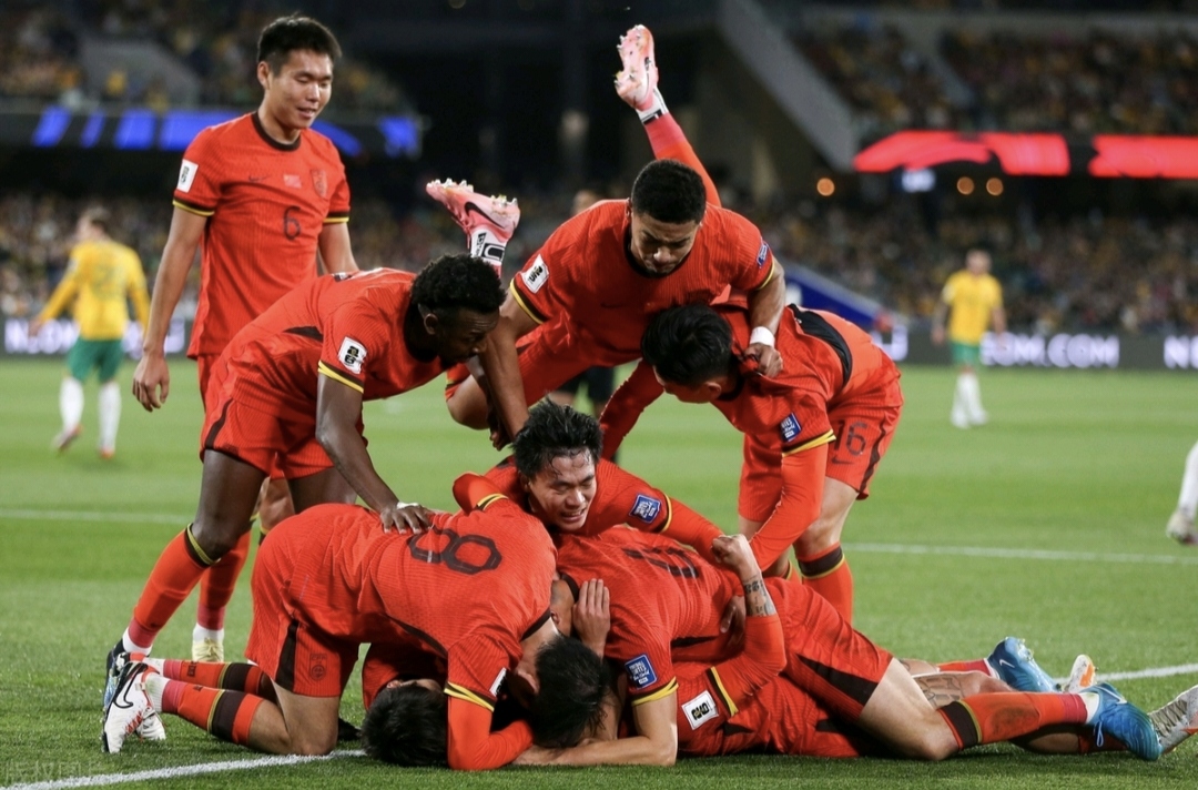 争夺激烈!球员拼尽全力拼抢每个球的简单介绍 争夺激烈!球员拼尽全力拼抢每个球的简单介绍