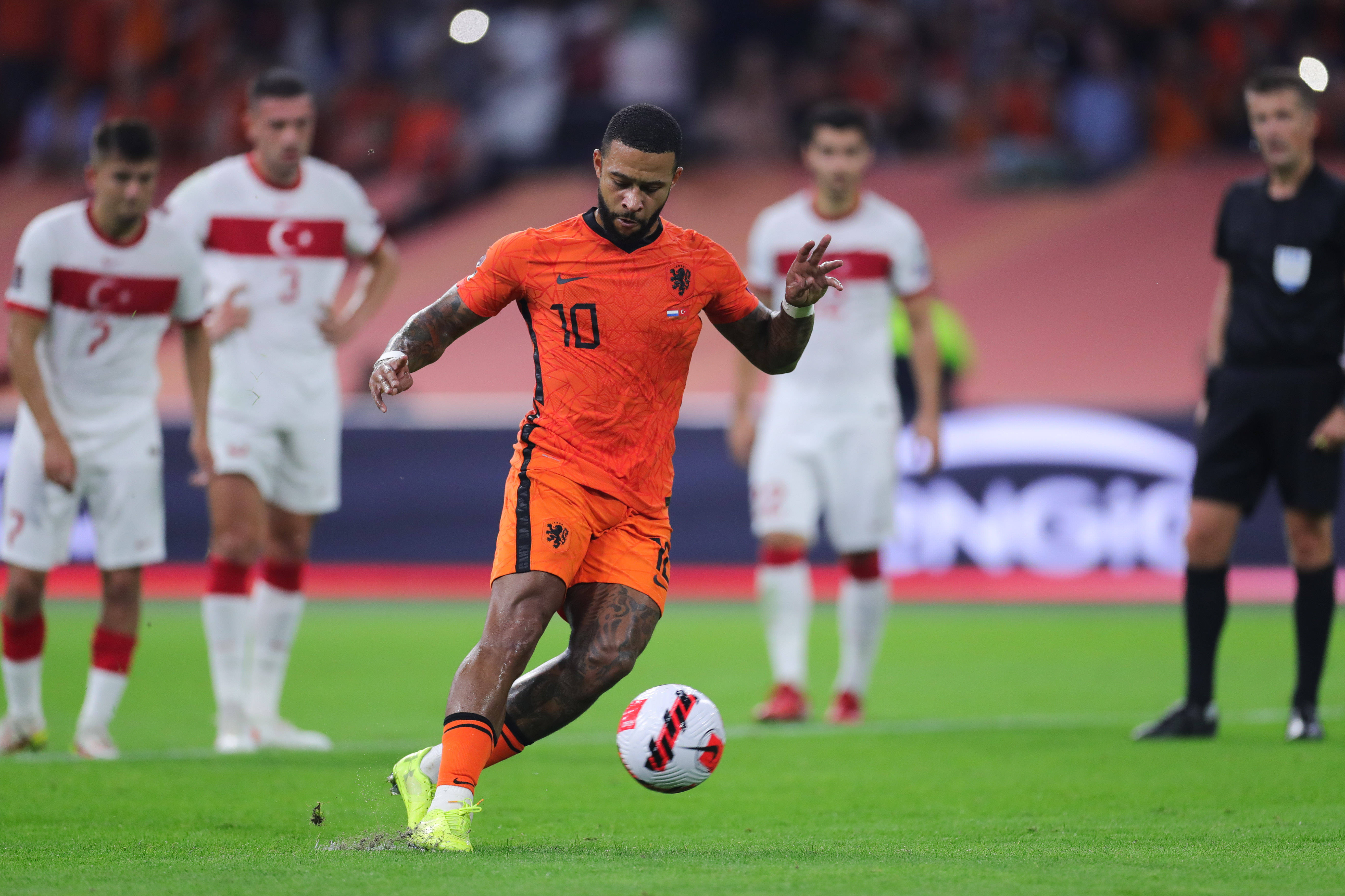 体育赛事直播-包含荷兰队客场绝平土耳其，稳坐小组第二席位的词条