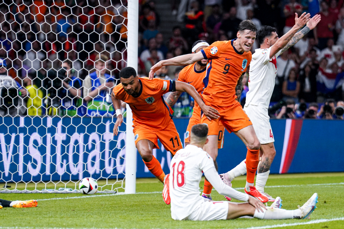 包含荷兰队客场绝平土耳其，稳坐小组第二席位的词条