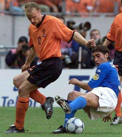 包含拜仁不幸失利，被郁金香所击败的词条